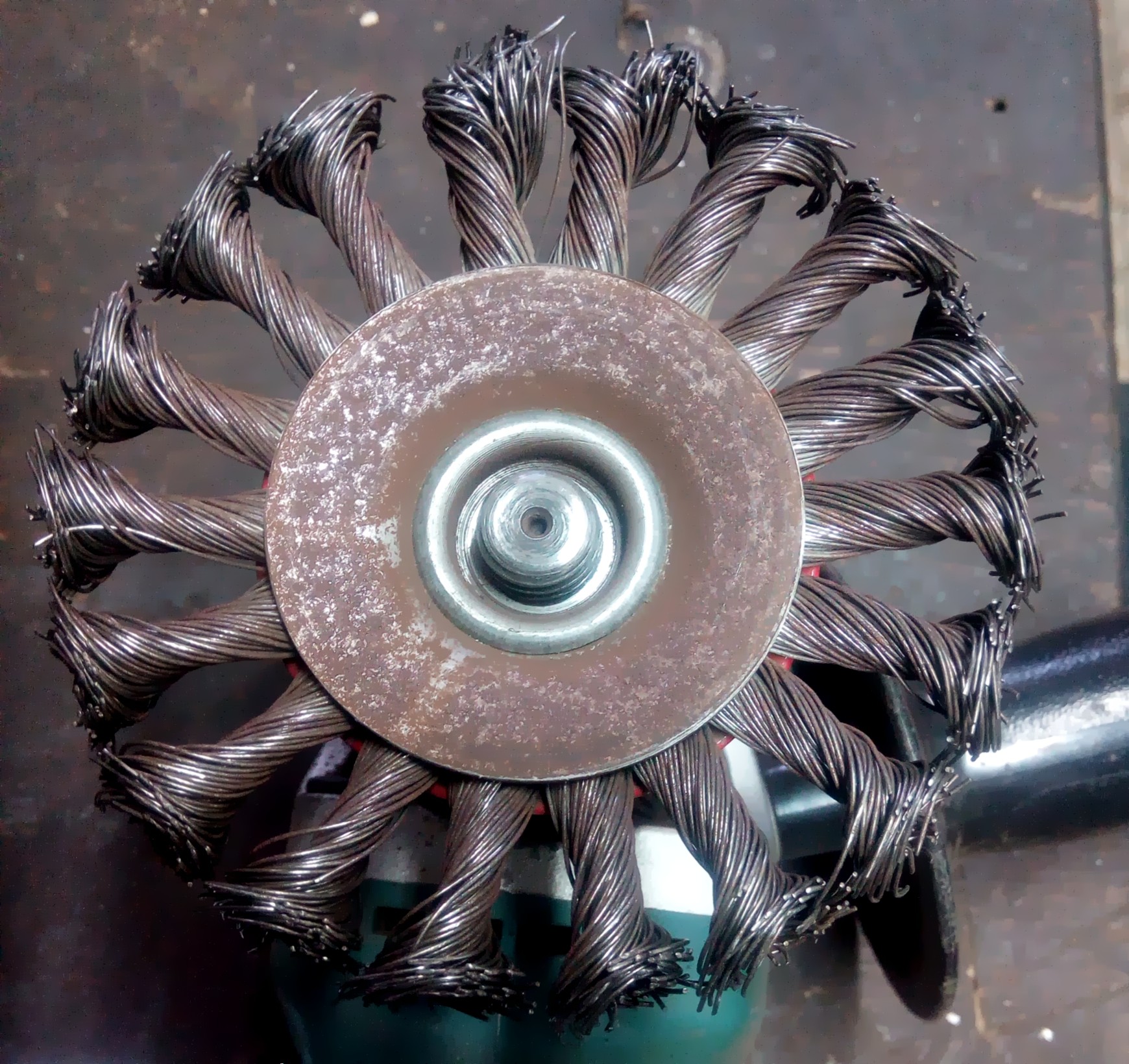 Wire wheel disc for angle grinder - metal wire fibres for rust and paint removal